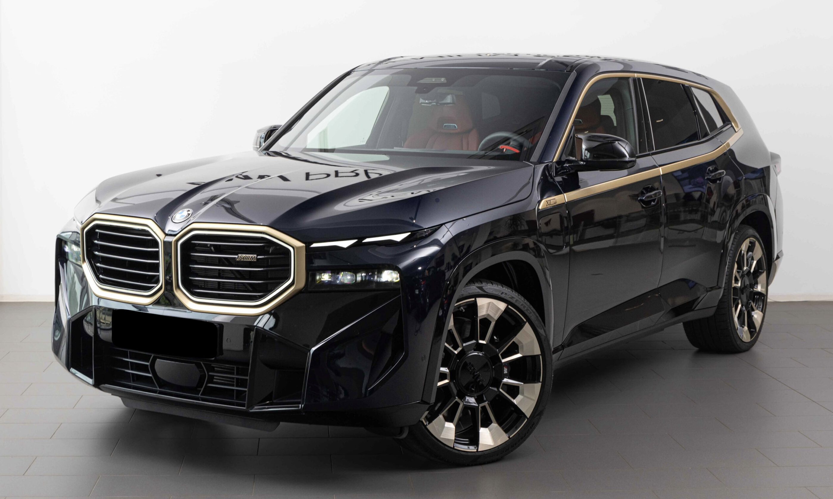 BMW XM | V8 biturbo hybrid 650 koní | skladem | české předváděcí auto | černá Carbon | bronzový paket | červená kůže | maximální výbava | VIP super cena | nákup online na AUTOiBUY.com